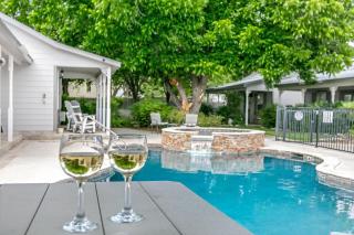 Main Street Retreat #17 - On Main, King Bed, Shared Hot Tub and Pool - Fredericksburg - 5