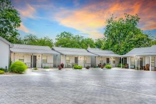 Main Street Retreat #17 - On Main, King Bed, Shared Hot Tub and Pool - Fredericksburg - 4