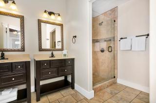 Main Street Retreat #17 - On Main, King Bed, Shared Hot Tub and Pool - Fredericksburg - 2