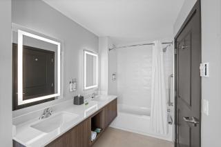 Holiday Inn Hotel & Suites Surrey East - Cloverdale by IHG - Surrey - 6