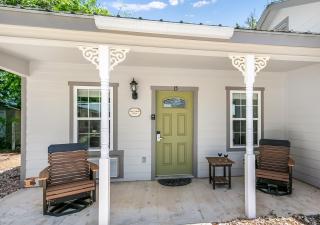 Main Street Retreat #15 - King Bed, On Main St, Shared Hot Tub & Pool - Fredericksburg - 0