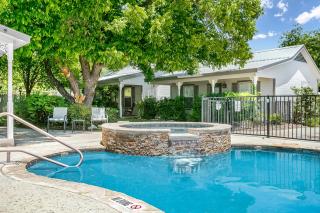 Main Street Retreat #4 - King Bed, On Main St, Shared Hot Tub & Pool - Fredericksburg - 0