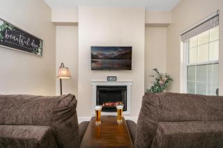 Main Street Retreat #15 - King Bed, On Main St, Shared Hot Tub & Pool - 9