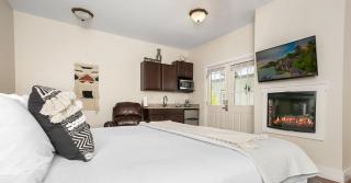 Main Street Retreat #4 - King Bed, On Main St, Shared Hot Tub & Pool - 8