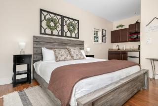 Main Street Retreat #15 - King Bed, On Main St, Shared Hot Tub & Pool - Fredericksburg - 8