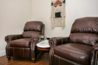 Main Street Retreat #4 - King Bed, On Main St, Shared Hot Tub & Pool - Fredericksburg - 7