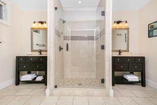 Main Street Retreat #4 - King Bed, On Main St, Shared Hot Tub & Pool - Fredericksburg - 5