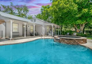 Main Street Retreat #4 - King Bed, On Main St, Shared Hot Tub & Pool - Fredericksburg - 3