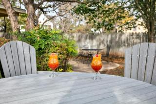 Main Street Retreat #4 - King Bed, On Main St, Shared Hot Tub & Pool - Fredericksburg - 1
