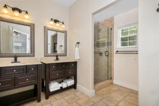 Main Street Retreat #15 - King Bed, On Main St, Shared Hot Tub & Pool - Fredericksburg - 5