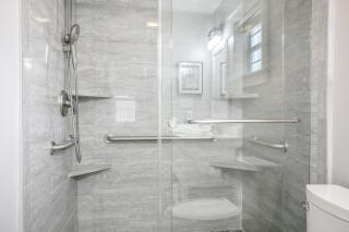 Main Street Retreat #12 - King Bed, On Main St, Shared Hot Tub & Pool - 7