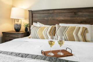 Main Street Retreat #12 - King Bed, On Main St, Shared Hot Tub & Pool - Fredericksburg - 6
