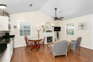 Main Street Retreat #12 - King Bed, On Main St, Shared Hot Tub & Pool - 5