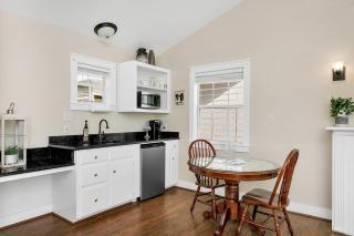 Main Street Retreat #12 - King Bed, On Main St, Shared Hot Tub & Pool - Fredericksburg - 3