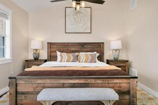 Main Street Retreat #12 - King Bed, On Main St, Shared Hot Tub & Pool - Fredericksburg - 2