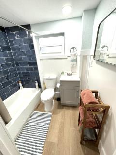 Contemporary Beach Bungalow - King Bed - 5min Walk to Beach - Clearwater Beach - 1