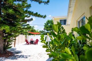 Contemporary Beach Bungalow - King Bed - 5min Walk to Beach - Clearwater Beach - 5
