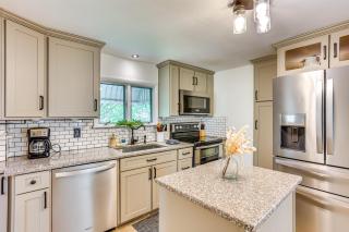 Fenced Backyard, Grill and Deck Bernville Home! - Shartlesville - 1