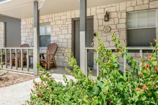 Main Street Retreat #14 - King Bed, On Main St, Shared Hot Tub & Pool - Fredericksburg - 0