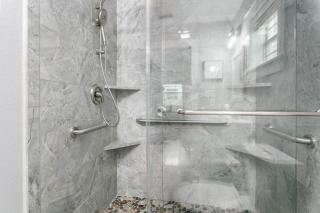 Main Street Retreat #14 - King Bed, On Main St, Shared Hot Tub & Pool - Fredericksburg - 5