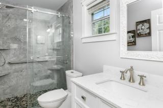 Main Street Retreat #14 - King Bed, On Main St, Shared Hot Tub & Pool - 4