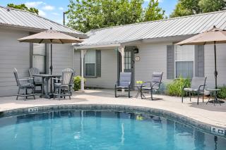 Main Street Retreat #1 - King Bed, On Main St, Shared Hot Tub & Pool - Fredericksburg - 6