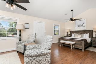 Main Street Retreat #13 - King Bed, On Main St, Shared Hot Tub & Pool - 0