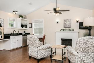 Main Street Retreat #13 - King Bed, On Main St, Shared Hot Tub & Pool - Fredericksburg - 8