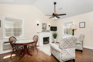 Main Street Retreat #13 - King Bed, On Main St, Shared Hot Tub & Pool - Fredericksburg - 6