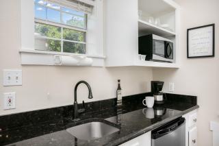 Main Street Retreat #13 - King Bed, On Main St, Shared Hot Tub & Pool - Fredericksburg - 3