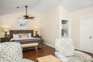 Main Street Retreat #13 - King Bed, On Main St, Shared Hot Tub & Pool - 2