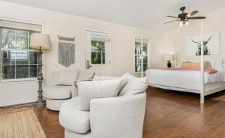 Main Street Retreat #11 - King Bed, On Main St, Shared Hot Tub & Pool - Fredericksburg - 0
