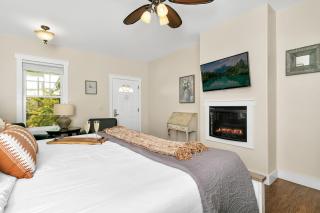 Main Street Retreat #22 - King Bed, On Main St, Shared Hot Tub & Pool - Fredericksburg - 9