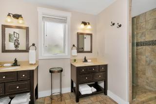 Main Street Retreat #22 - King Bed, On Main St, Shared Hot Tub & Pool - 5