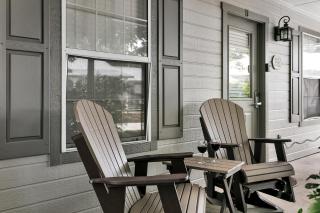 Main Street Retreat #11 - King Bed, On Main St, Shared Hot Tub & Pool - 2