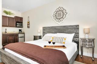 Main Street Retreat #16 - King Bed, On Main St, Shared Hot Tub & Pool - Fredericksburg - 7