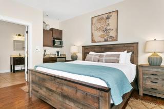Main Street Retreat #2 - King Bed, On Main St, Shared Hot Tub & Pool - Fredericksburg - 0