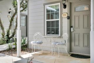 Main Street Retreat #2 - King Bed, On Main St, Shared Hot Tub & Pool - Fredericksburg - 8