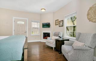 Main Street Retreat #2 - King Bed, On Main St, Shared Hot Tub & Pool - Fredericksburg - 7