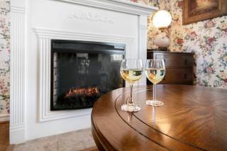 Main Street Retreat #9 - King Bed, On Main St, Shared Hot Tub & Pool - Fredericksburg - 7