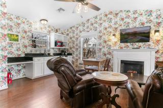 Main Street Retreat #9 - King Bed, On Main St, Shared Hot Tub & Pool - Fredericksburg - 5