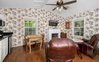 Main Street Retreat #9 - King Bed, On Main St, Shared Hot Tub & Pool - 3