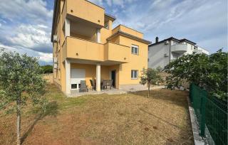 2 Bedroom Lovely Apartment In Omisalj - 9