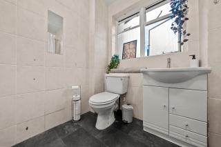 The Wanderer 3 Bedroom Apartment by AltoLuxoExperience Short Lets & Serviced Accommodation with Free Parking & Wifi - London - 1