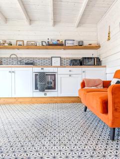Rural Private Lodge - With Hot Tub - Outdoor Kitchen and Covered Lounge for Two - Crook of Devon - 4