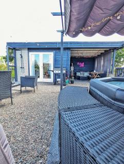 Rural Private Lodge - With Hot Tub - Outdoor Kitchen and Covered Lounge for Two - Crook of Devon - 8