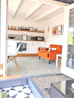 Rural Private Lodge - With Hot Tub - Outdoor Kitchen and Covered Lounge for Two - Crook of Devon - 7