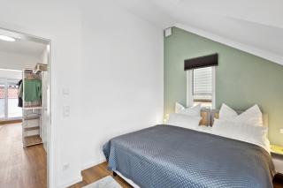 Harmonie Homes - Built in 2025 - Hotel-Quality Beds & Linen - Full Kitchen - Fiber WiFi - 4K Smart TV - 2 Balconies - Elevator - Free Private Parking - Near Augsburg - 20 Min via Autobahn to Munich-West - Dasing - 7
