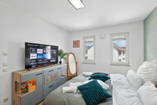 Harmonie Homes - Built in 2025 - Hotel-Quality Beds & Linen - Full Kitchen - Fiber WiFi - 4K Smart TV - 2 Balconies - Elevator - Free Private Parking - Near Augsburg - 20 Min via Autobahn to Munich-West - 8