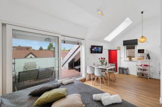 Harmonie Homes - Built in 2025 - Hotel-Quality Beds & Linen - Full Kitchen - Fiber WiFi - 4K Smart TV - 2 Balconies - Elevator - Free Private Parking - Near Augsburg - 20 Min via Autobahn to Munich-West - Dasing - 1